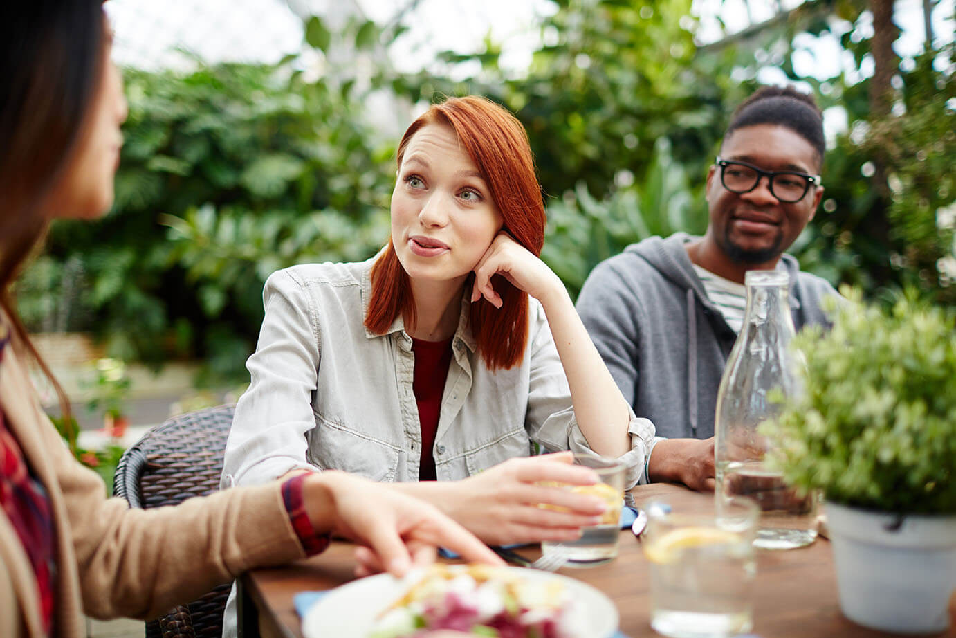 Multikulturell im Cafe im Freien Multikulturell im Cafe im Freien